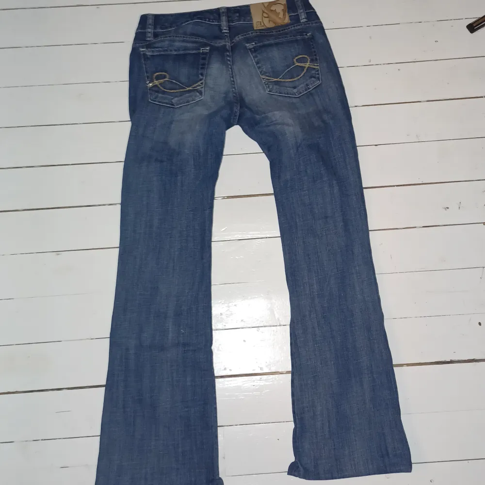 Super snygga låg midjade bootcut jeans från ltb(by little big). Tidigare ägare har sytt up dom och in dom i låren.Innerbenslängden 75cm midjemåttet 39 cm💗. Jeans & Byxor.