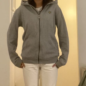 lyle and scott hoodie  - fin lyle and scott zip hoodie i nyskick säljer pga jag fick den av min brorsa och jag ville inte ha den skriv vid intresse 