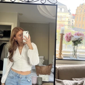 Vit tröja - Kortare tröja med stora armar, väldigt tight i midjan💕