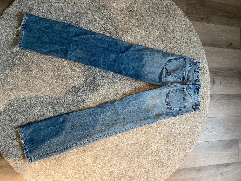 Mid waist jeans ljusblå från zara Storlek 32 Säljer för att de inte används. Jeans & Byxor.