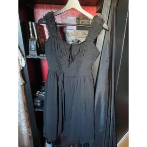 Svart klänning - Säljer då jag inte får någon användning för den🖤Aldrig använd🖤