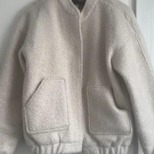 Vero mods jacka  - Hej nu säljer jag denna fina höst jacka då jag inte använder den längre köpt för 2 månader sedan från vero Moda.💕💕 