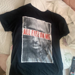 Tupac t shirt  - Säljer min tupac tröja för 100kr Inclusive frakt väldigt prisvärt! Skriv om intresse!👌🏽