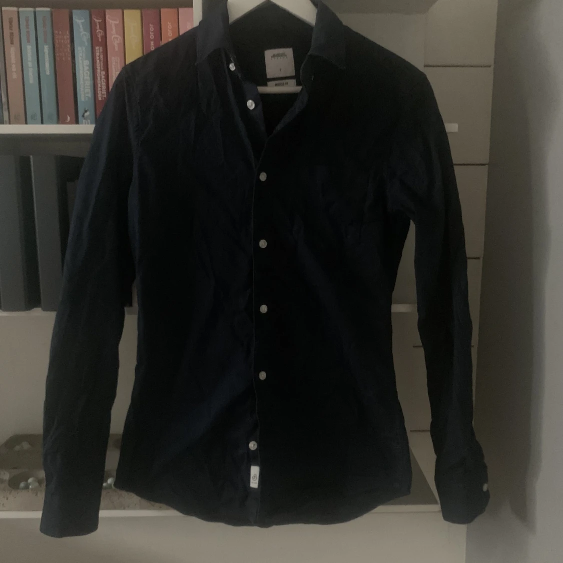 Skit snygg mörk blå skjorta 