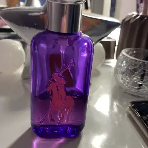 Jag säljer denna parfymen efter som jag inte använder och har så många de är en tjej parfym