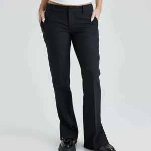 Kostym byxor - Lågmidjade kostym byxor säljs då de inte kommer till någon användning. Helt nya och inte använda.