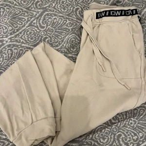 ICIW mjukisbyxor - Säljer dessa mjukis då dem inte används pga för korta (är 170isch) Därför i fint skick för dem kanppt är använda. Priv för frågor. Använd gärna köp nu💕