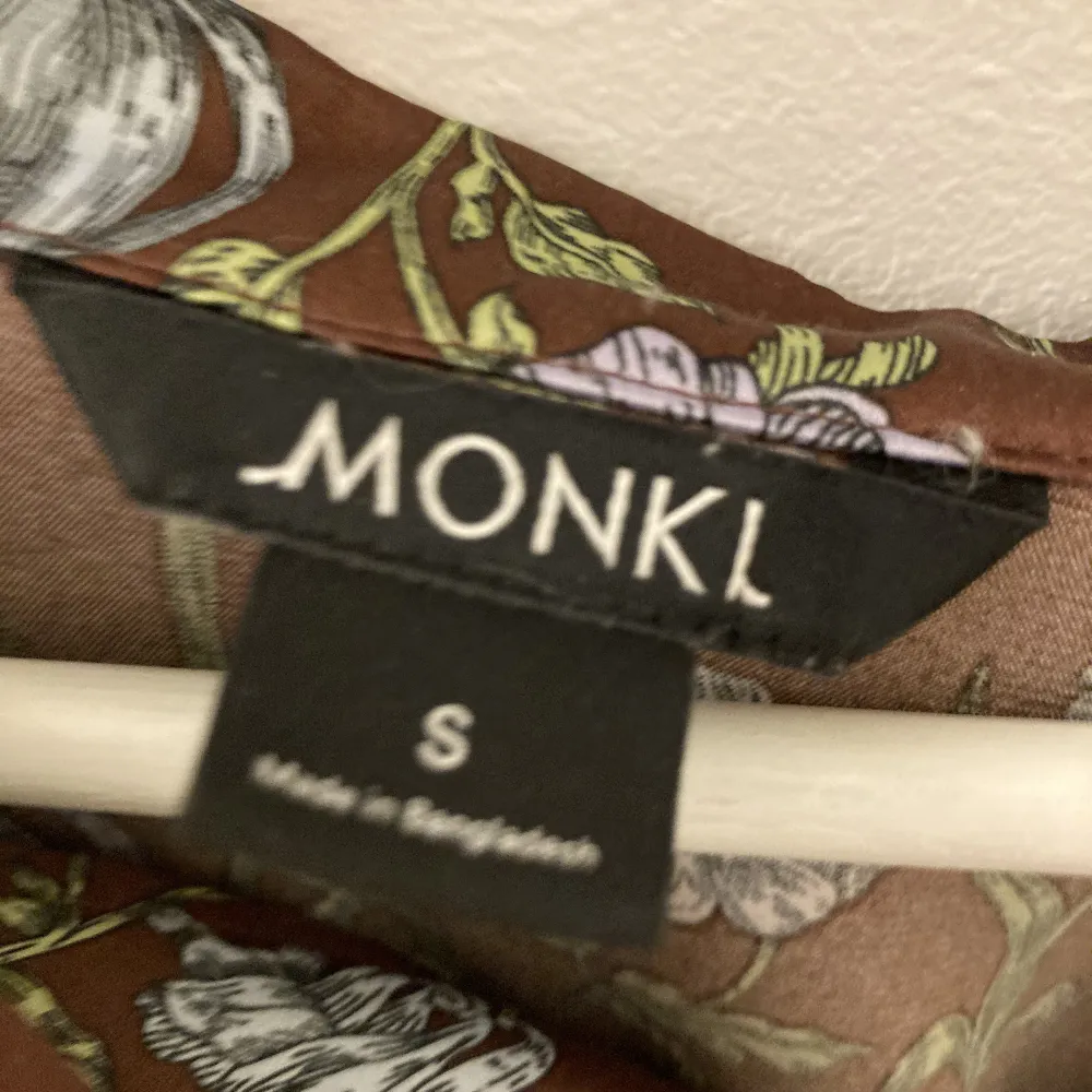 En pyjamas från monki som är fint skick 💕 . Hoodies.