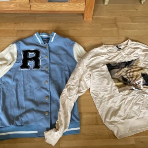 Två sweatshirts  - En blå och en lite rosa, lite bech. En Ariana Grande tröja. Ordinarie pris på den blå är 139kr och den rosa 150kr. Köp båda för 60kr eller 40st