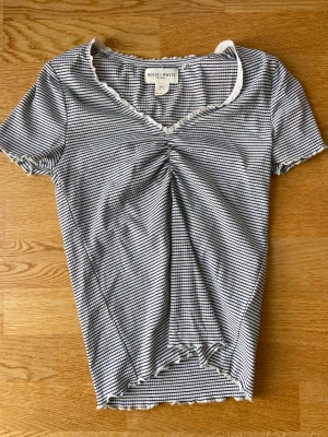 T-shirt - Randig t-shirt från H&M i storlek S/M. Urringad. Använd fåtal gånger då det inte är min stil. Säljer för 60+frakt. Skriv vid frågor.