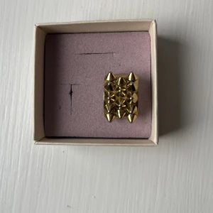 Edblad ring - Säljer den eftertraktade Edblad peak ringen i guld. Storlek M (18.08), lite utav guldpläteringen har släppt ytterst på nitarna. Köpt för 400kr och säljer för 200kr
