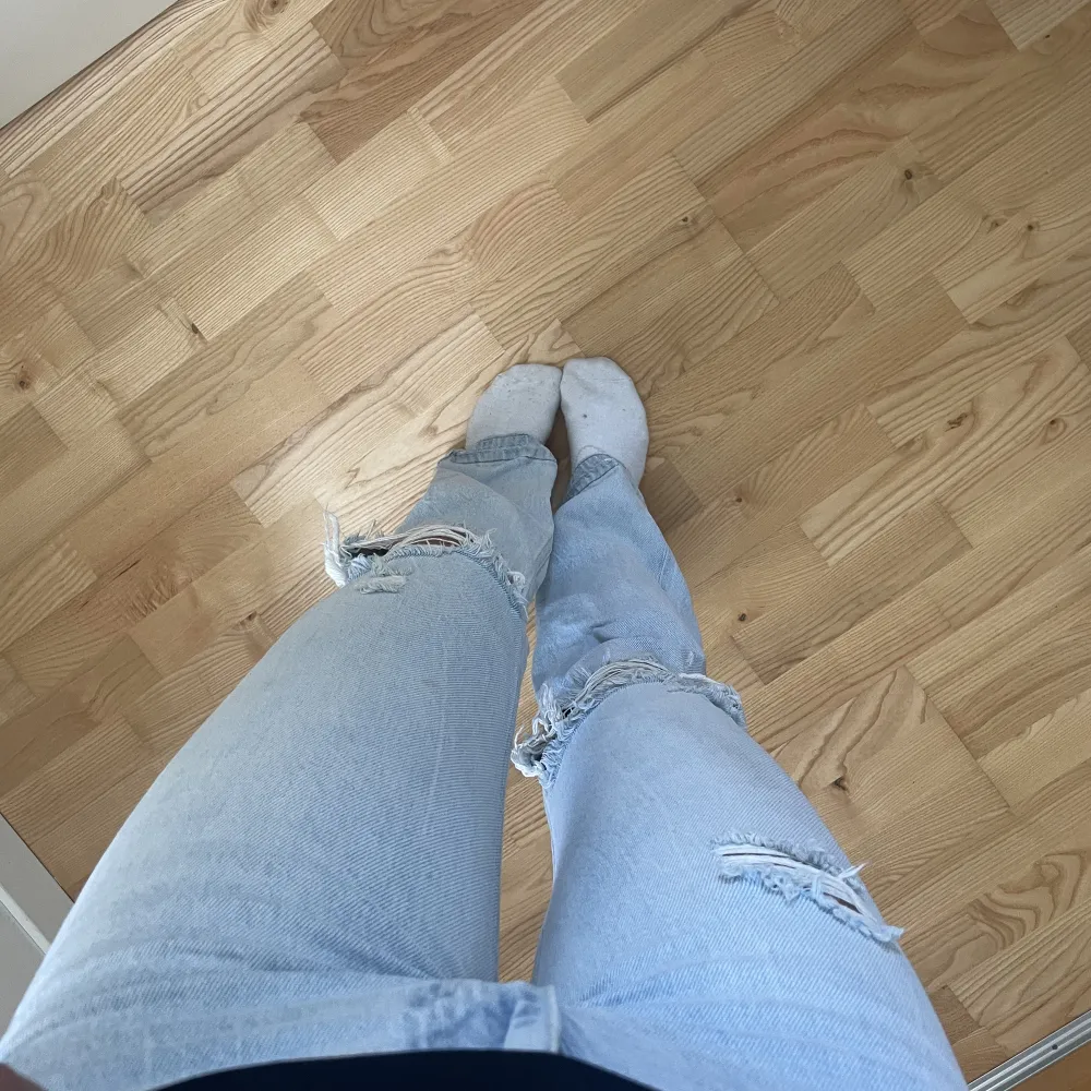 Sååå snygga men har flera liknande. Sitter under naveln på mig och går nästan ner till marken på mig som är 171cm. Jeans & Byxor.