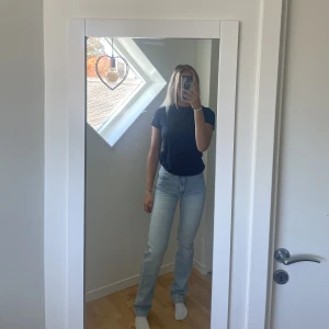 Ljusa raka jeans  - Jeans från Nelly köpta för ca 1 år sedan och använda fåtal gånger, dels för att jag använt uniform senaste året och dels för att jag har för många par jeans. På gränsen till för små på mig och därför säljer jag de nu. De sitter väldigt fint runt midjan