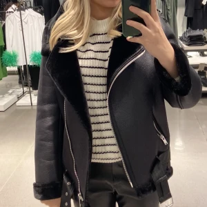 Fodrad skinnjacka - Jätte fin och varm fodrad skinnjacka ifrån zara. Säljer då den tyvvär blivit förliten. Köpt för 1200kr & säljs inte längre❤️pris kan diskuteras vid snabb affär 