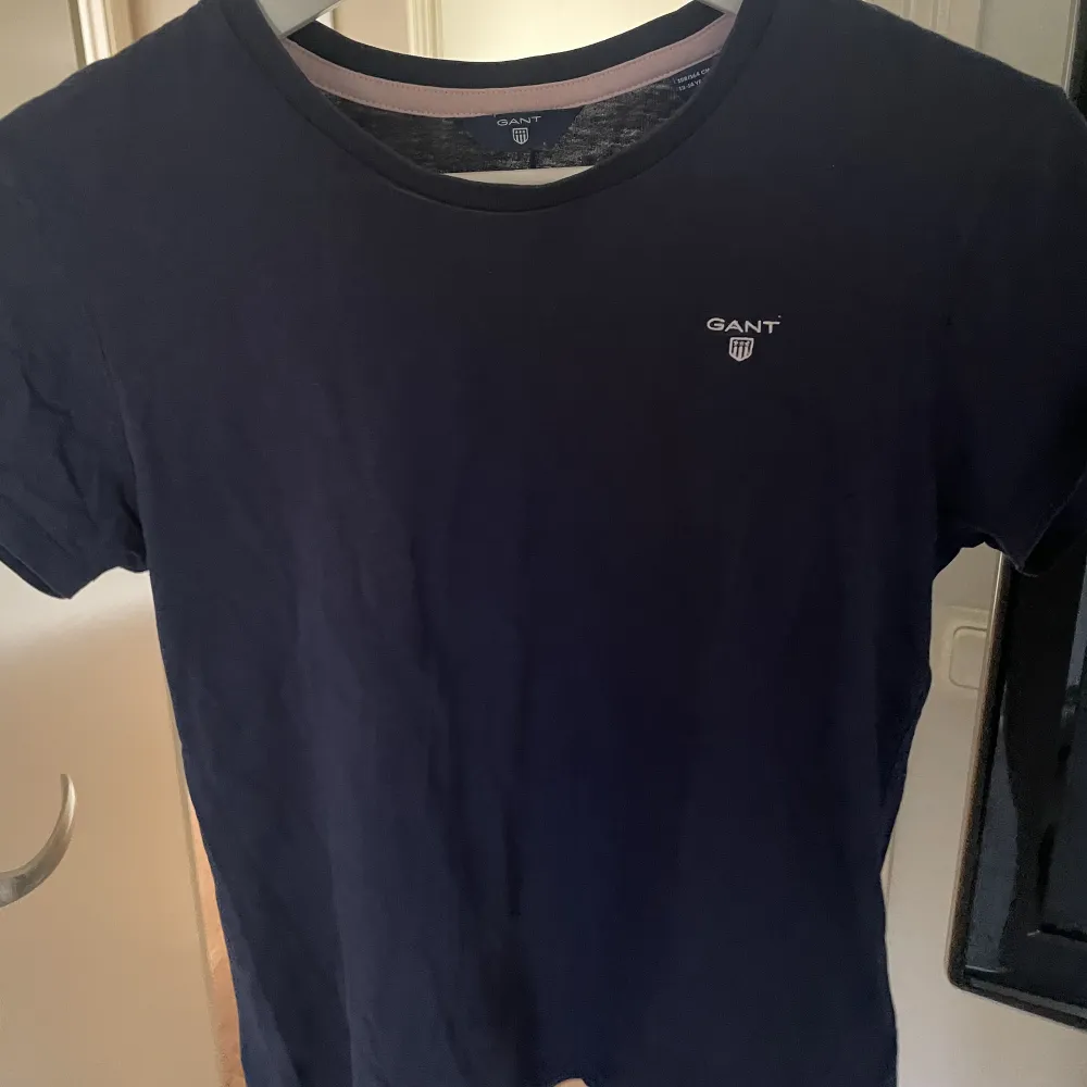 Marinblå T-shirt från Gant. Köpt på kidsbrandatore i storlek 158/164, lite som en XS. Superfin och stilren ❤️. T-shirts.