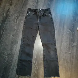Svarta ur tvättade jeans från Gina Tricot (perfect jeans) i storlek 36. 