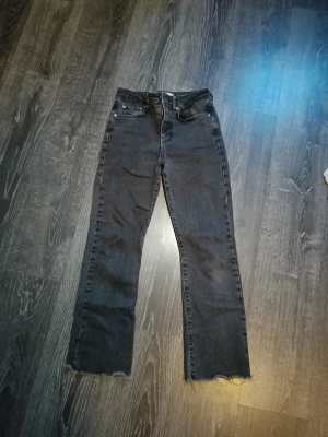 Svarta ur tvättade jeans från Gina Tricot i storlek 36! - Svarta ur tvättade jeans från Gina Tricot (perfect jeans) i storlek 36. 