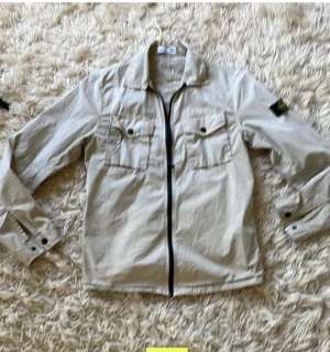 Stone island overshirt - Tjena, säljer du denna Stone island overshirt som passar den som är runt 170cm, passar på både större och mindre .  Skick 8/10