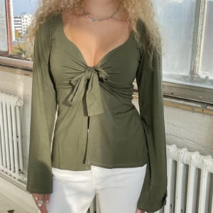 Maddy blouse  - Hej!🫶🏻 säljer denna blus ifrån designby si då den ej kommer till användning. Använd fåtal gånger. Storlek xs/s