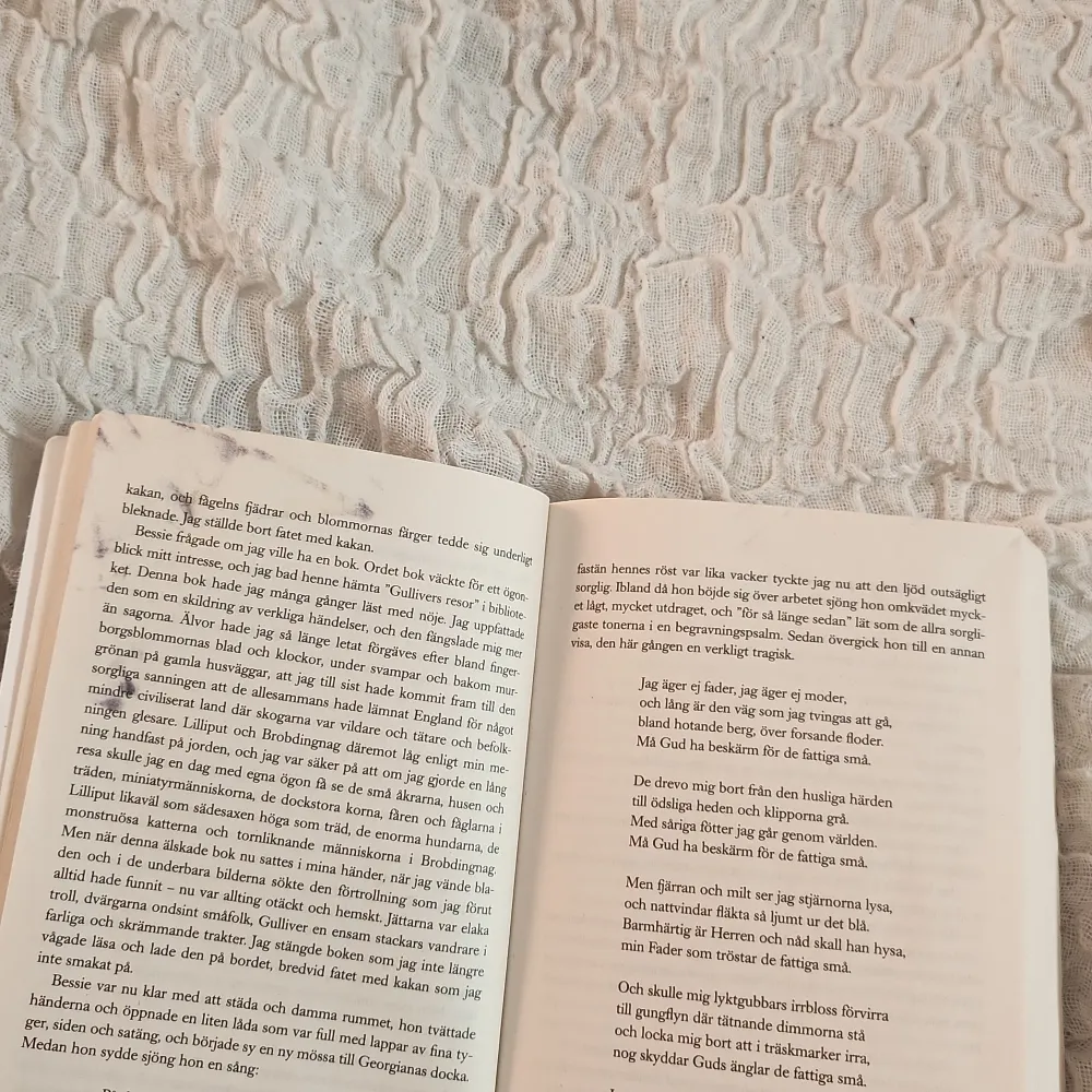 Hej! Säljer Jane Eyre av Charlotte Brontë😊 Boken har tyvärr en skada på ett uppslag, se bild 3, samt blivit lite böjd i högra hörnet. Hör av er om ni vill ha fler bilder eller om frågor 😊Kan mötas upp i Stockholm annars tillkommer frakt😊. Övrigt.