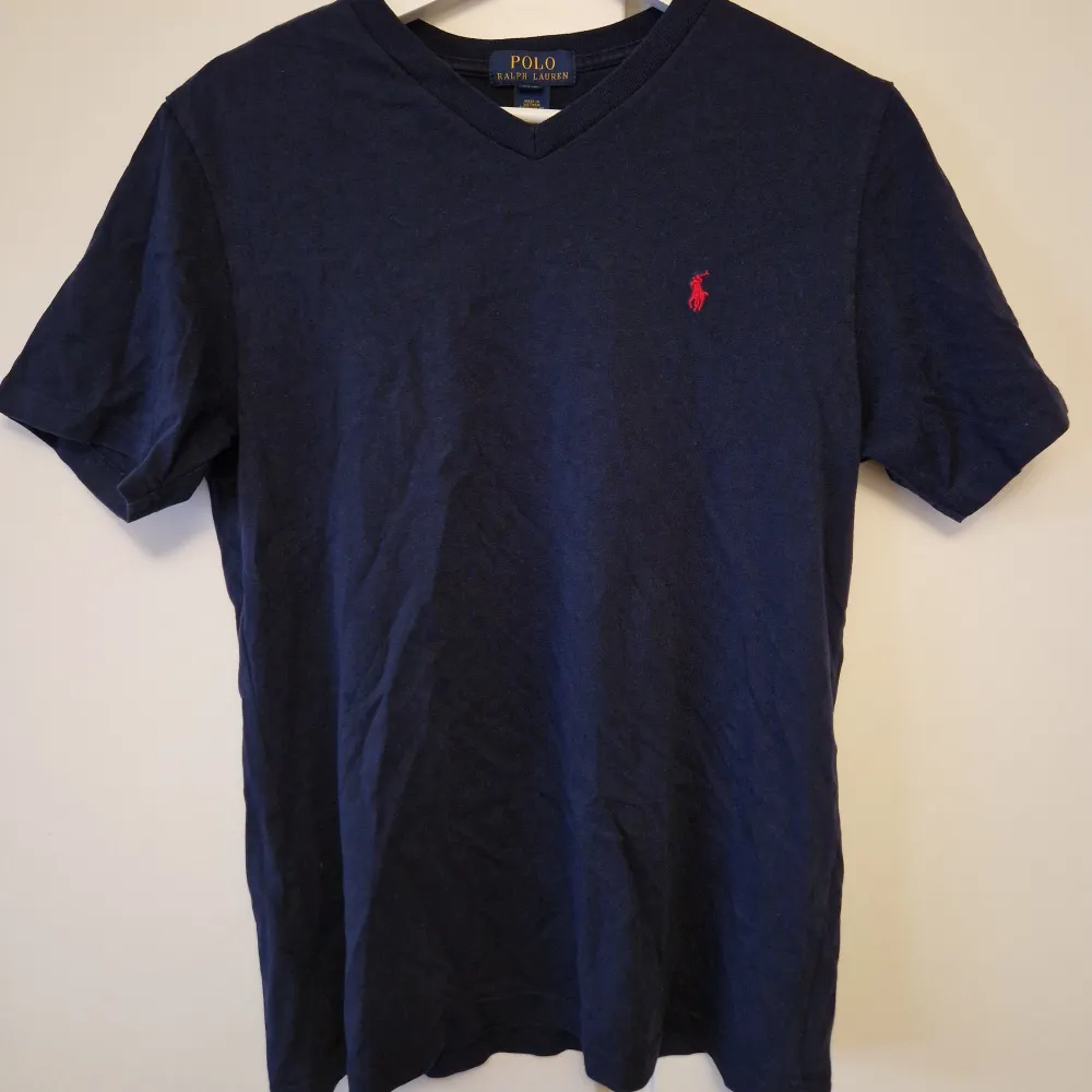 Polo Ralph Lauren t-shirt i marinblå och amerikansk barnstorlek L (motsvarar S/M i Sverige). Väldigt gott skick och bara använd ett fåtal gånger. T-shirts.