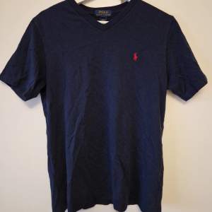 Polo Ralph Lauren t-shirt i marinblå och amerikansk barnstorlek L (motsvarar S/M i Sverige). Väldigt gott skick och bara använd ett fåtal gånger