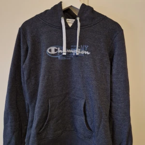 Vintage Champion Hoodie - En champion hoodie av äldre modell i väldigt gott skick. Den har amerikansk barnstorlek L men passar som en S/M i vanliga storlekar. 