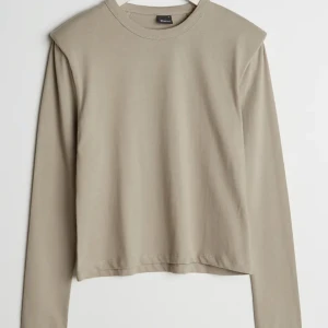 Tröja  - Super fin långärmad tröja med vaddering på axlarna som en extra fin detalj.