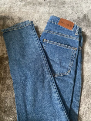 Mörkblåa jeans  - Ett par mörkblåa jeans. Dom är skinny jeans fast går ut lite vid smalbenen. 