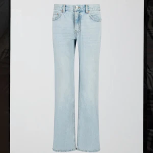 Low straigh jeans - Från Gina tricot de är i nyskick säljer för att de inte passar mig💗. Midjemått: 37 cm och innerbenslängden: 69 cm. De är upplagda typ 2 cm så man kan sprätta upp den sömmen om man vill💗.