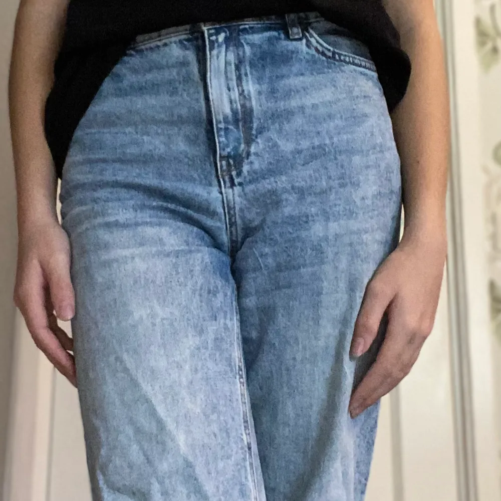 Blåa jeans med en urtvättad stil. Fickor finns på både fram och baksida. Man kan spänna byxorna tightare runt midjan med hjälp av band på insidan. Från märket ”DETROIT”. Säljer pågrund av att jag har vuxit ut dom. . Jeans & Byxor.