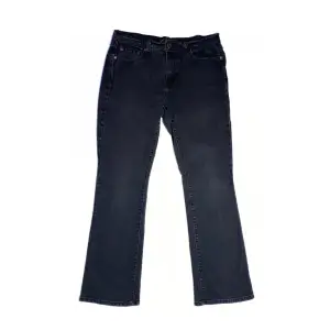 Size: 32/31. Svart. Condition: Vintage. Alla jeans är uppmätta av oss! Har ni frågor eller funderingar är det bara slide DM, tveka inte!