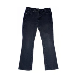 Levi’s 514 (tjej) - Size: 32/31. Svart. Condition: Vintage. Alla jeans är uppmätta av oss! Har ni frågor eller funderingar är det bara slide DM, tveka inte!