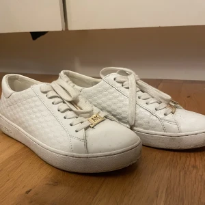Vita sneakers - Vita sneakers i storlek 36 (små i storleken) 