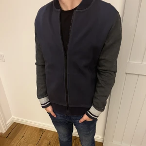 Hilfiger cardigan kofta - En sjukt fet zip / kofta från hilfiger i fint skick. Storlek L men passar även M. Hör av er vid frågor !