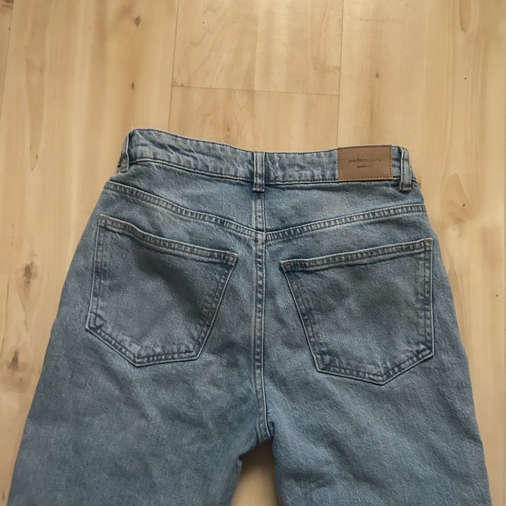 lätt bootcut jeans, ljusblå . Jeans & Byxor.