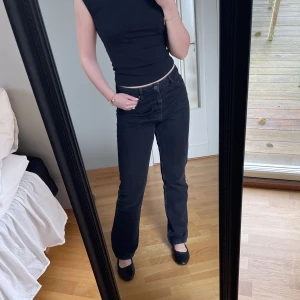 Lågmidjade jeans från Nelly  - Supersnygga lågmidjade raka jeans från Nelly. Jeansen är använda endast några gånger och har inga defekter. Storlek 34 ✨💋Nypris 599kr