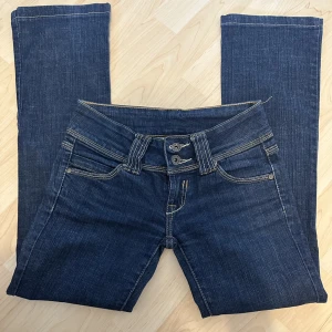 Lågmidjade jeans  - Mörkblå lågmidjade bootcut jeans💋 Midjemåttet är 36cm tvärsöver och innerbenslängden är 70cm