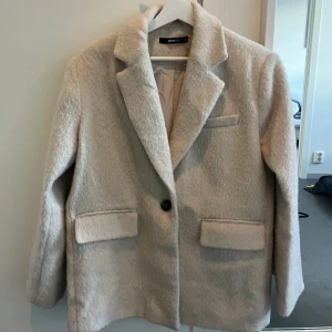 Snygg kort kappa💕 - Super fin kort kappa från Gina tricot, säljs på hemsidan för 799. 