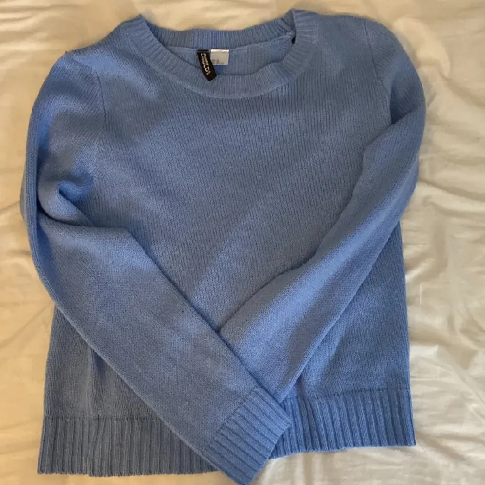 Säljer denna blåa finsnickare tröja från H&M, köpt förra året men i fint skick!. Stickat.