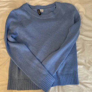 Blå stickad tröja - Säljer denna blåa finsnickare tröja från H&M, köpt förra året men i fint skick!