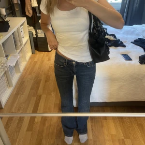 Jeans Ginatricot - Mörkblå bootcut jeans med lägre midja. Knappt användna, som referens så är jag  163 cm lång