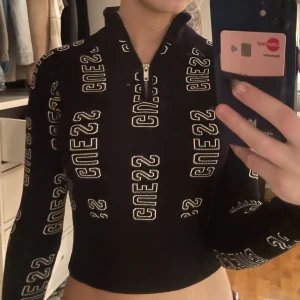 Guess topp  - Snygg Guess topp. Aldrig använt. Säljer billigt så lägg prisförslag. Köpt i USA