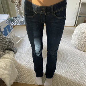 Pepe flare jeans - Säljer dess supersnygga pepe jeans i modellen ”regular fit low waist flare”. Storlek 27/32, passsr mig som vanligtvis har s och är 168 cm. Bara använda en gång och i superfint skick!😍🕺