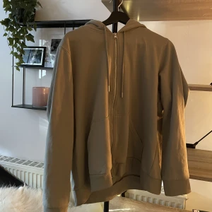 Grön dragkedje hoodie - En simpel oversized grön hoodie med dragkedja. Skön att ha hemma eller under en chill dag.💕💕😙