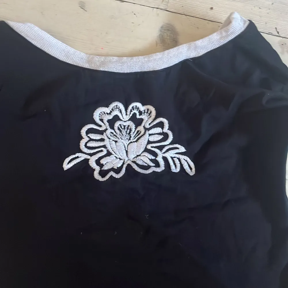 TRYCK INTE PÅ KÖP NU en jättefin svart blus med en vit blomma på ryggen. Den är jätte gullig.  Tar emot Swish och köparen står för frakten. Kan även mötas upp💕köp direkt för 110kr. T-shirts.