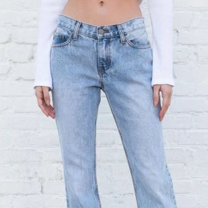 Brandy melville jeans  - Säljer mina Brandy melville jeans som har blivit för små! Super fint skick