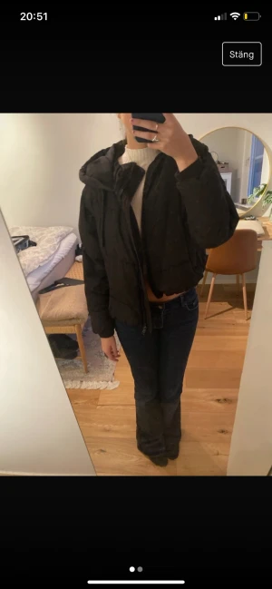 Zara vinter jacka, perfekt till vinter💗 - Puffig svart XS jacka som knappt har blivit använd. Skulle också säga att den är i nått S/M❤️