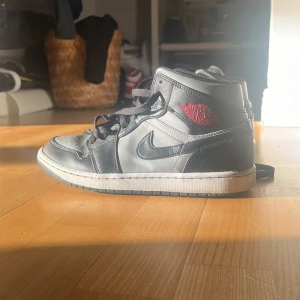 Air Jordan 1 Mid 'Shadow Red - Säljer nu mina jordans då de inte passar längre Ny pris: 2500 kr Befintligt skick Strl 41  Köparen betalar frakt