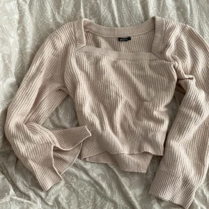 stickad tröja - Stickad tröja med slits på ärmarna. Beige med en liten rosaaktig underton. 